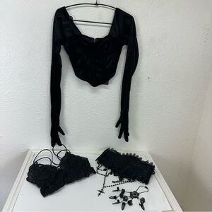 Black Gothic emo Top corset and Accessories bundle
Size S/M velvet lace